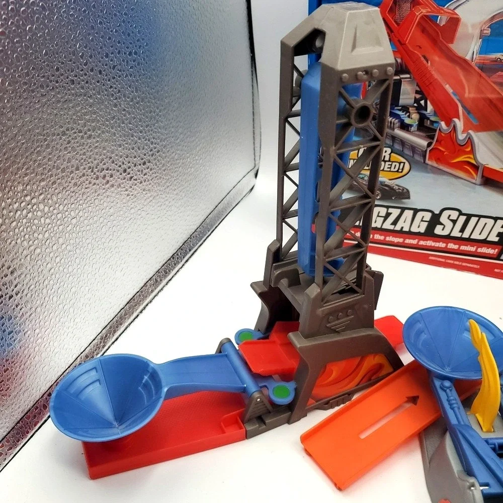 Hot Wheels Trick Tracks Shock Ramp Toy Car Stunt Set 2009 with Box **incomplete*